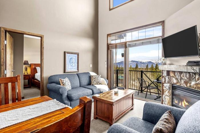 Mountain Loft Ski In Ski Out with Hot Tub