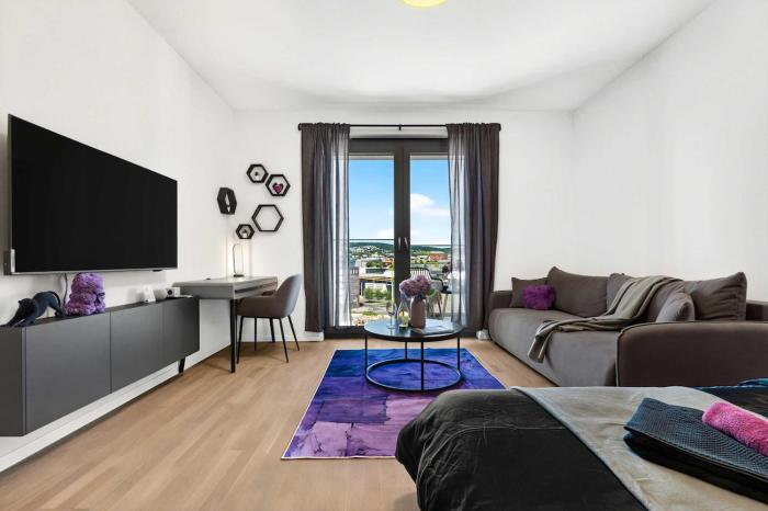 BNB Metropolis Retreat with Balcony and Parking