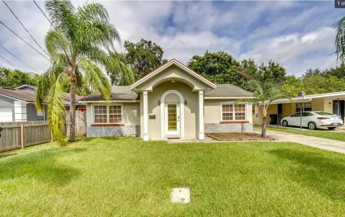 Charming house in SODO with a large backyard
