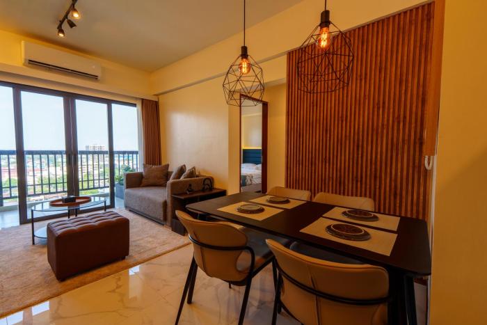 Deluxe 2BDR Suite at SunnyPlace Residence near MoA, NAIA, PITX