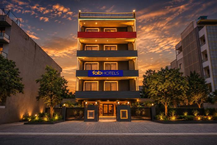 FabHotel Golden Moment