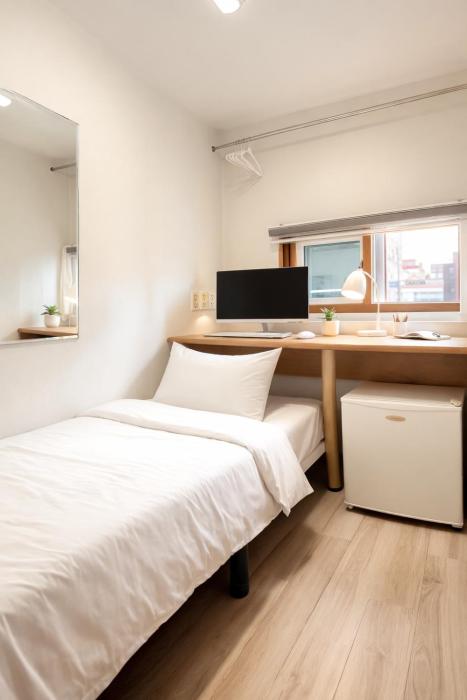 Near Gimpo Airport, single room, 20 minutes to Hongdae, Goshiwon, guest room, shared bathroom