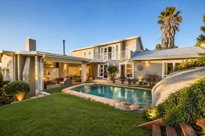 Large 4 Bedroom Villa with Pool