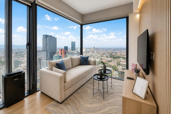 Luxury Condo City Views, Pool, Gym Access