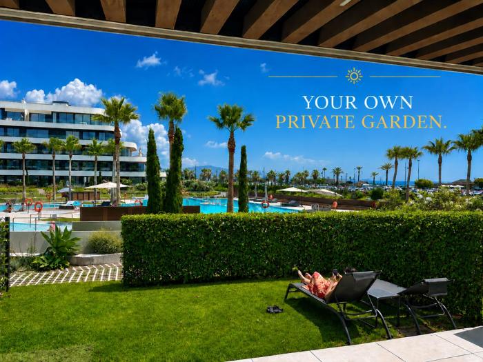 LolaBeachfront - Indoor Heated Pool & Spa - Premium Gym - Private Garden - 5 min Train to Airport