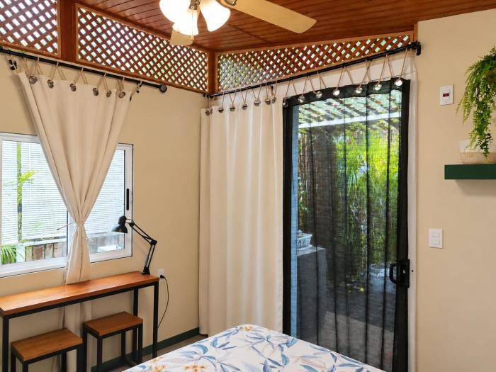 Tropical Cabin Near Playa Cocles, AC & Beach Bikes