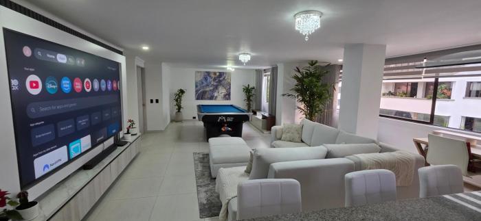 2 Bdrms Lleras, Provenza Apt, 98 inch TV & Pool table
