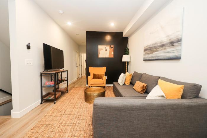 3Bdrm3Bath, Sleeps 10, WD, Wifi, Backyard, New