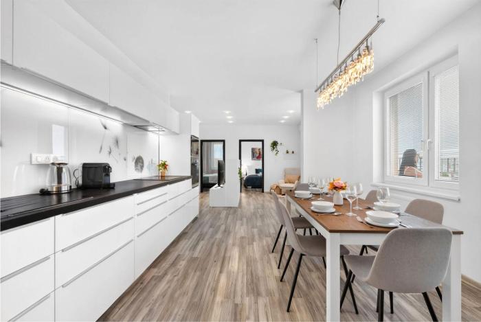 Spacious Family Home for 6 - Garage & Balcony