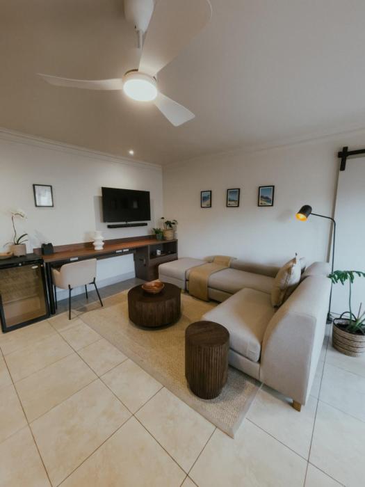 One Bed Apt at Planet Africa Modern Cozy Secure Sea Point