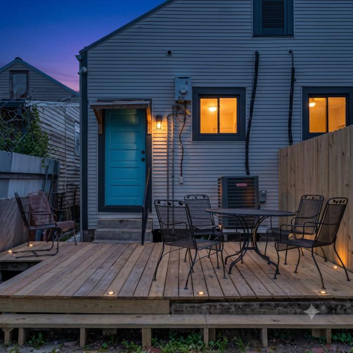 Bywater retreat steps from Crescent Park w patio