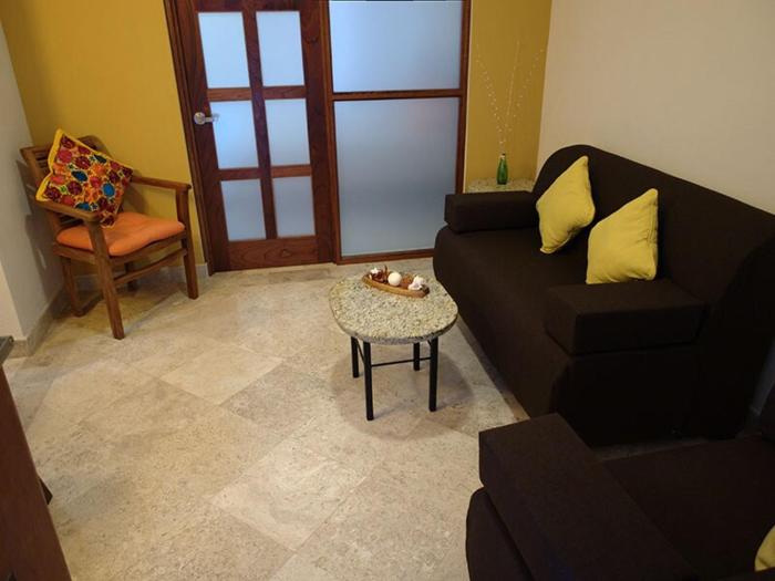 Studio Steps from the Beach plus Parking