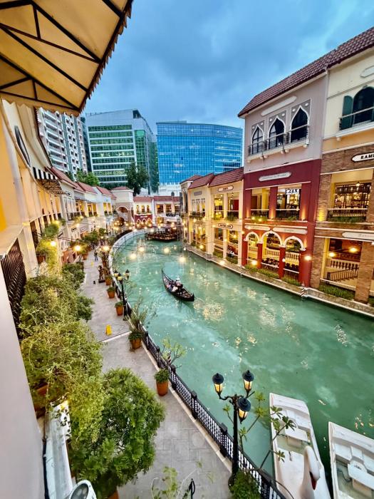 Bell Place at Venice Luxury Mckinley Hill