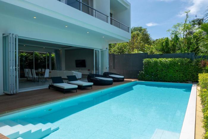 Modern 4BR Villa with Private Pool & Mountain Views