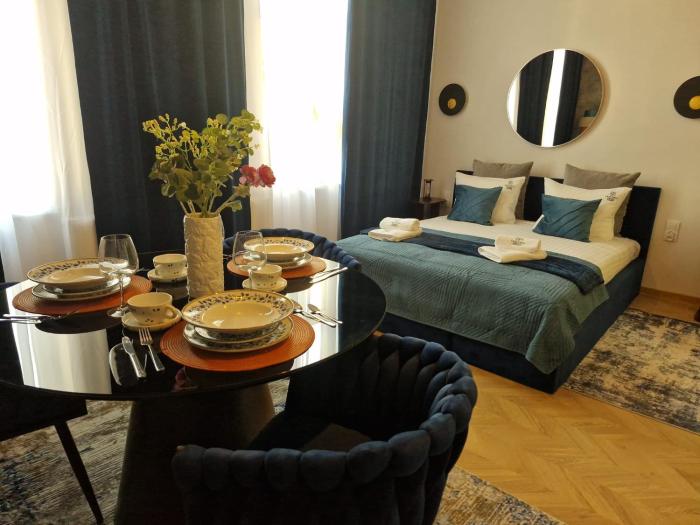 Cobalt Apartment by Cracovia Prime