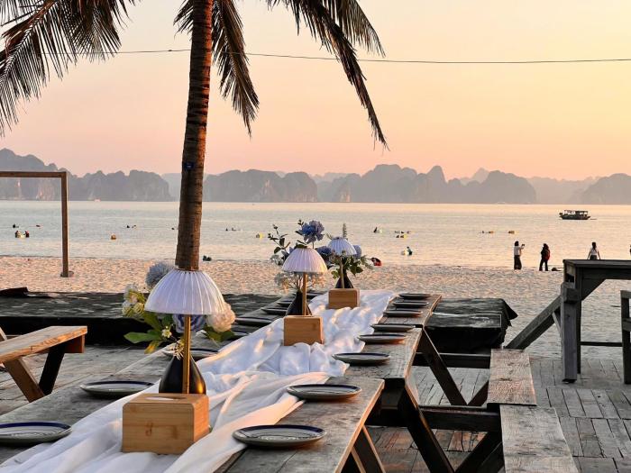 A La Carte Ha Long Beachfront Condotel