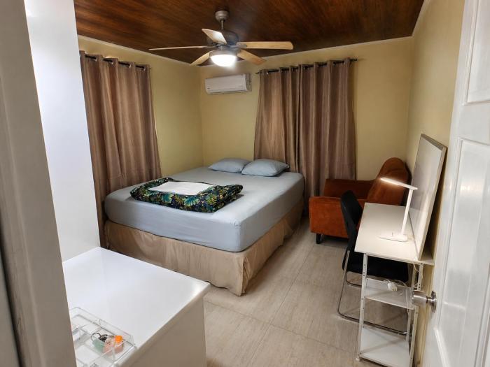 A Room w Private Bathroom in St James