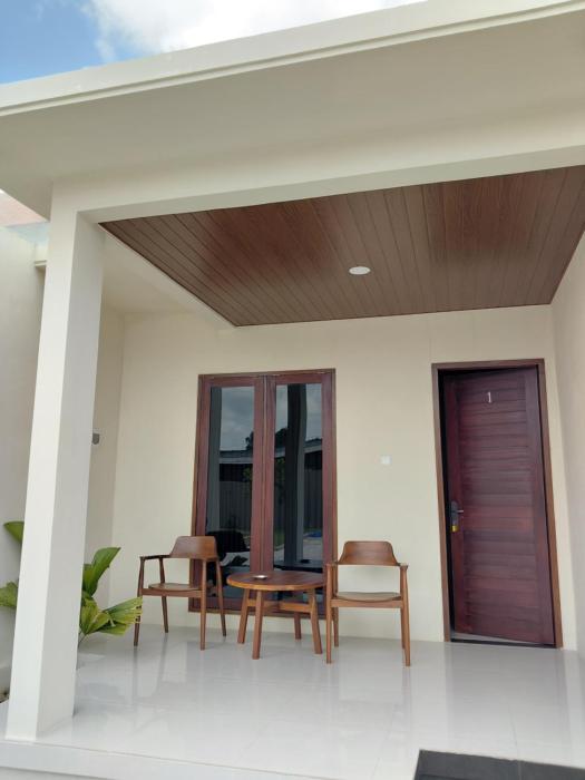 Accommodation with a fish pond and rice fields