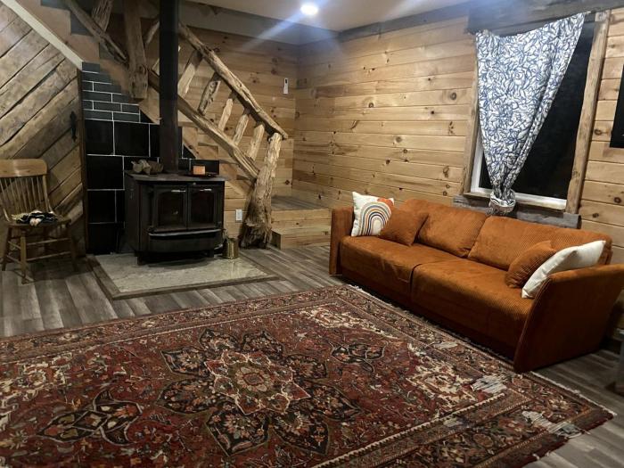 Charming Glamping Cabin with Creekside Retreat Near Mars Hill, North Carolina