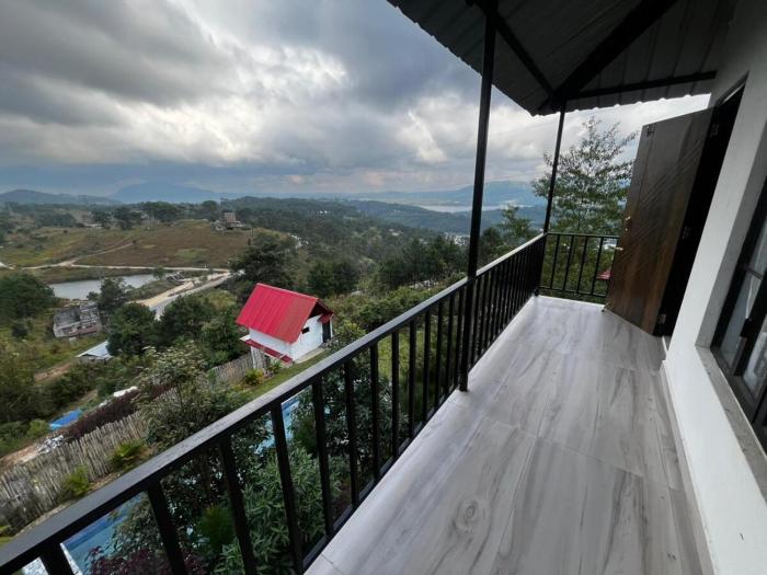 Ultimate Lakeview Retreat Serene Nature & Pool