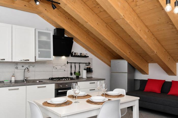 Thiago Home-Elegant Mansarda Santa Giulia Square