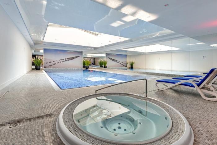 Waterlane Riverside SPA, Pool & Gym by Blue Mandarin Apartments