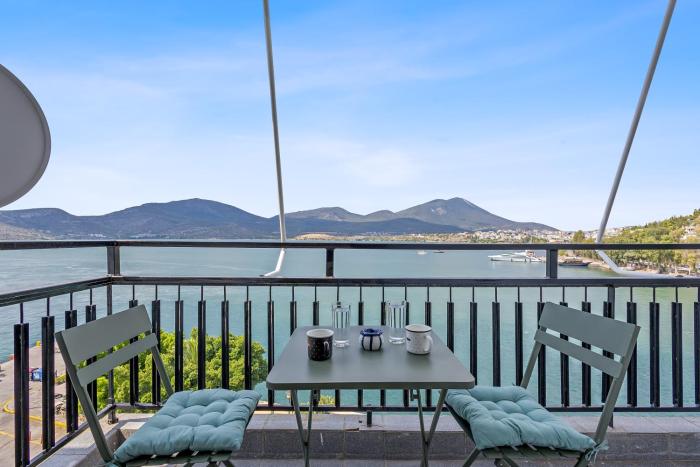 Old Bridge Waterfront View Apartment, Chalkida