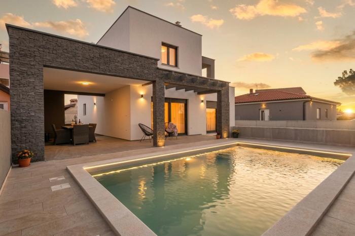 Modern villa Maeni with private pool in Pula