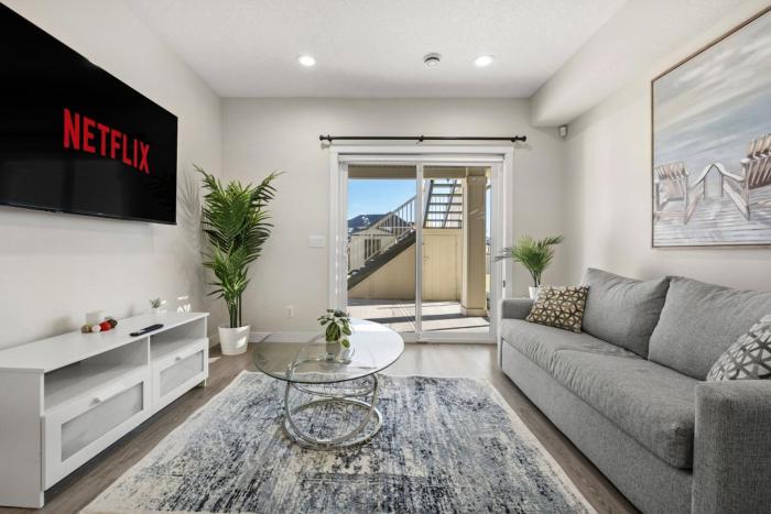 Sage Hill 1BR Suite in NW Calgary – Queen Bed, 65-inch TV, Full Kitchen