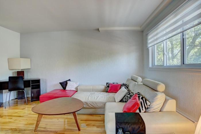 2 Bedrooms close to the subway andservices
