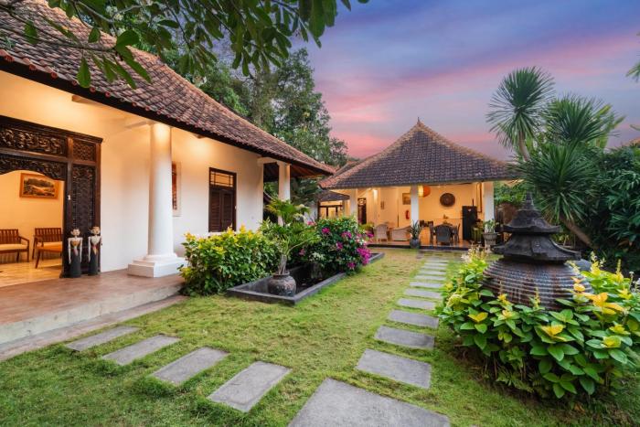 5 Bedroom Villa Etnik in Seminyak with Big Garden and Private Pool