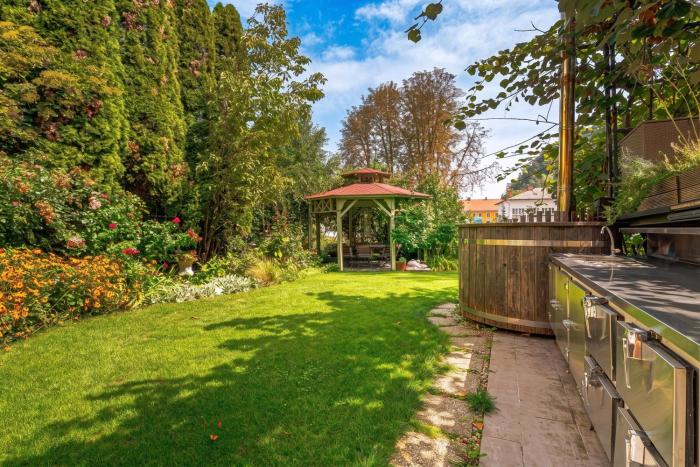 Janas Garden House with Hot Tub