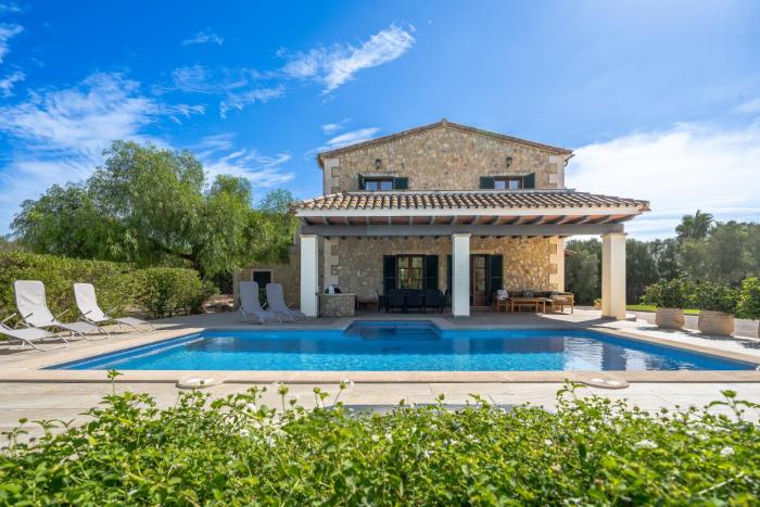 Villa Avrelia Spacious 4-bedroom country house with private saltwater pool, gym, large private garden, mountain views, 15 min from Palma Airport