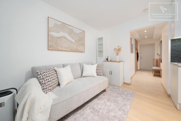 Quiet 2BR, Free Parking, Workspace & Fast WiFi