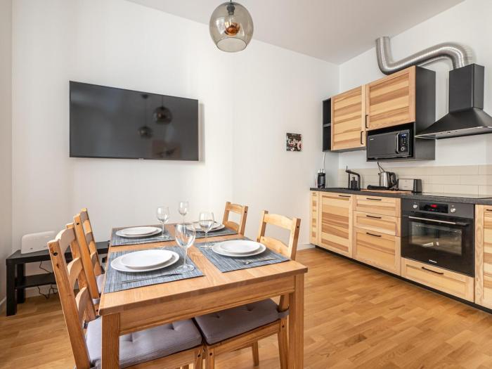 Top Location, Netflix and Cable - Charming Retreat by Innorental