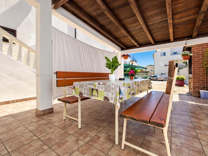 Studio prizemlje s terasom i roštiljem - Alaga