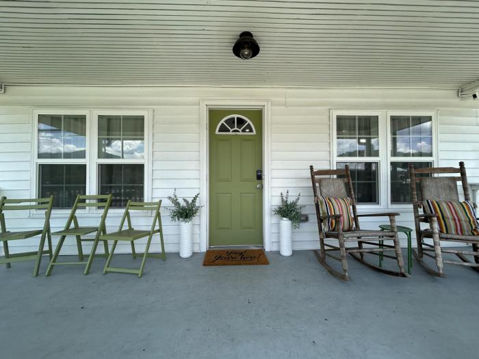 Bryson City Bungalow- Adorable Farmhouse seconds from the Train Depo in Bryson City, NC