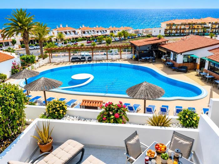 Soleggiato attico vista mare e piscina SC768