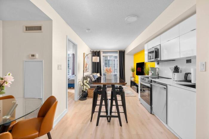 City Views 2BR, King Suite with Patio & Free Parking
