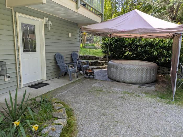 Forest 1-BR Suite - Hot Tub, Playground, BBQ