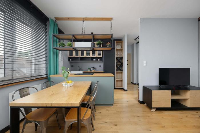 Cosy Apartment with Balcony and Parking by Noclegi Renters
