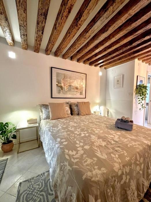 Independent Venice Studio with outdoor patio
