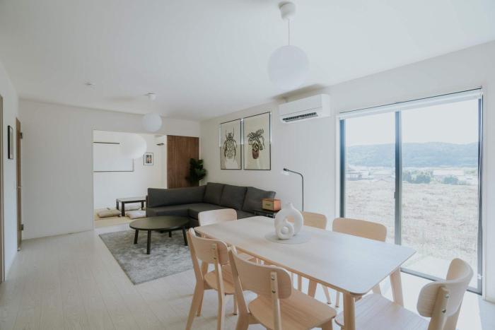 Stylish 2 Story 4BR Home with Parking by Restavio