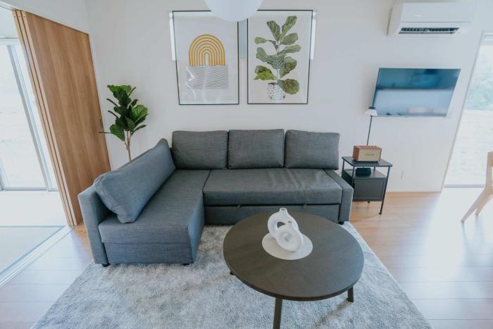 Modern 4BR House near Airport by Restavio