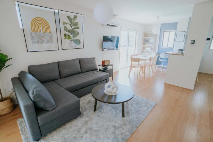 Modern 4BR House near Airport by Restavio
