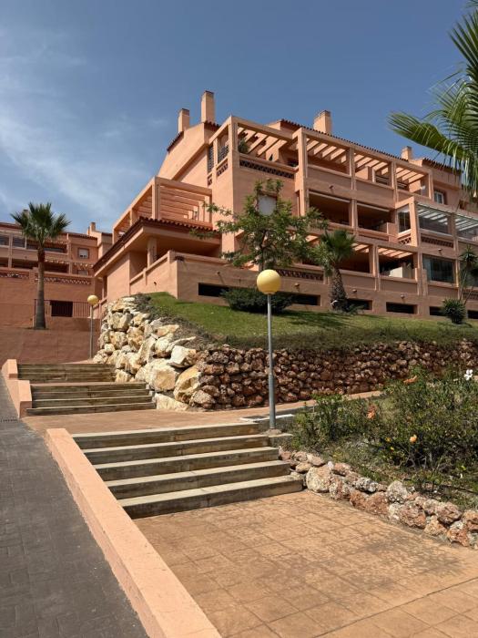 Apartment Sleeps 8 with Pool and Parking
