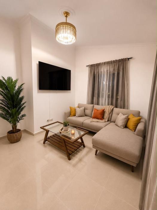 Casa Brisa- Modern Condo Near Beaches & Airport
