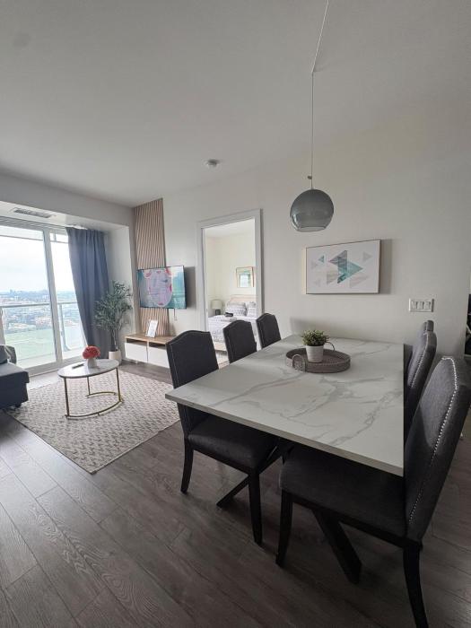Downtown Summit City Suites with Free parking