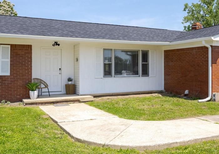 Modern Luxe 3BR,2-Car Garage 5 Min to IND Airport