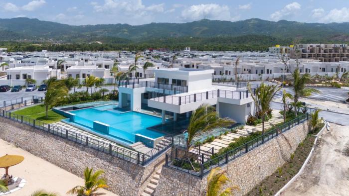 Sea La Vie 2BR Gated Pool Walk to the Beach